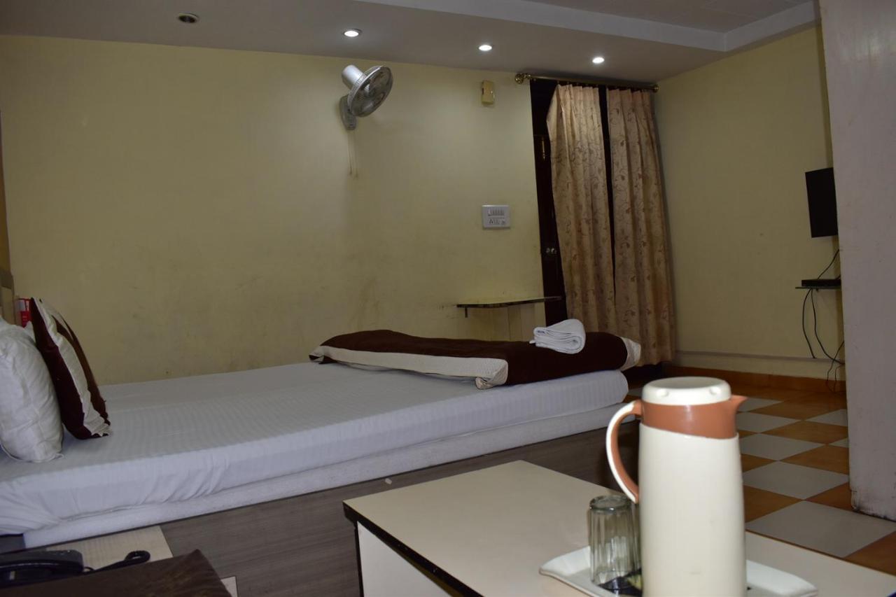 Hotel Nirmal Palace Kanpur Exterior photo