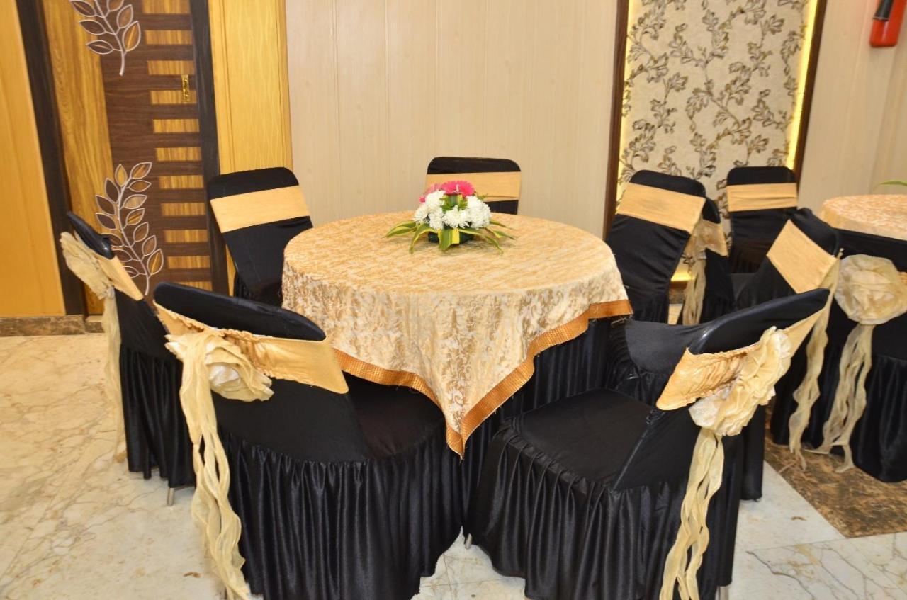 Hotel Nirmal Palace Kanpur Exterior photo